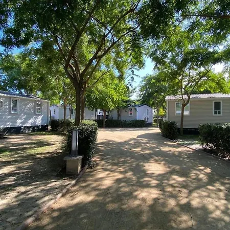 Spacious Mobile With Garden Holiday home